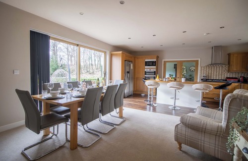 Fenay Bridge Cottage | BRADLEY MANOR, family friendly, with hot tub in Huddersfield