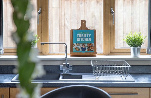 Fenay Bridge Cottage | BRADLEY MANOR, family friendly, with hot tub in Huddersfield