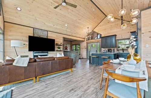 Chalet Village North Cabin | BRADN NEW Luxury Cabin! The ELM/PanoramicMountainView/Modern/LARGE DECKs