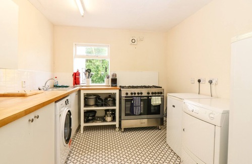 Kirriemuir Cottage | BRAE OF AIRLIE FARM, pet friendly, with open fire in Kirriemuir