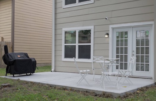 George Bush Park/Eldridge House | Braes Place | King Suite, Pool Table, Wet Bar, Fast Wifi, Spacious Yard w/Grill