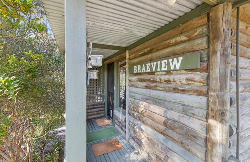 Lakes Entrance House | Braeview: Sitting among the tree tops in a peaceful bush setting