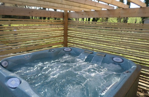 Littlebourne Cabin | 'Bramble Lodge' Littlebourne Canterbury (hot tub)