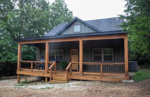 Winslow Cabin | Brambleberry Cottage on 18 acres with stocked fishing hole near Devils Den.