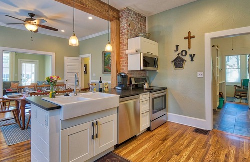 West Side Historic District House | Bramley House: 3 Blk. Walk to DWTN Hendersonville-Lovingly Restored