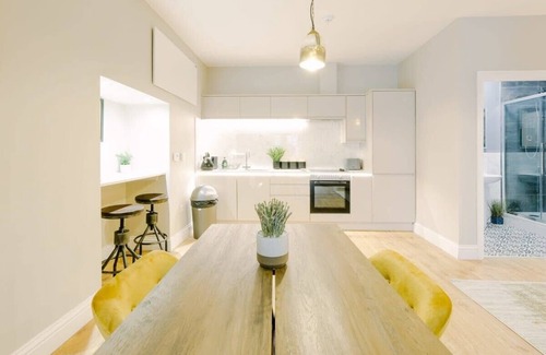 Patchway Apartment | Brand New 1 Bedroom Apartment Close to MOD