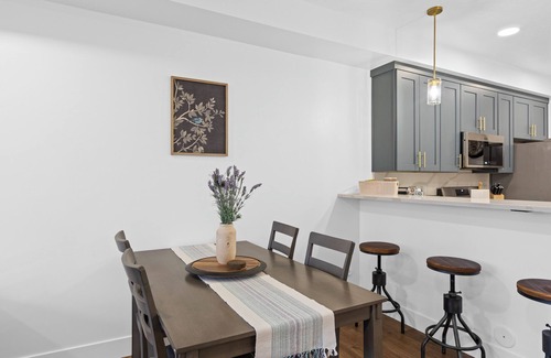 Juneau Condo | Brand New! 2 Bed condo with AC, 5 mins Juneau Airport