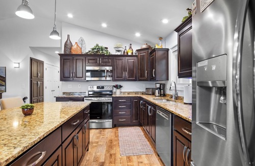 Rome House | Brand New 2021 4 BR + den Lake House minutes to world class golf.