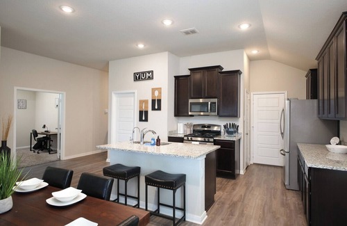 San Antonio House | Brand-New 3BR Brooks Extended Stay W/D WiFi!