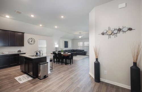 San Antonio House | Brand-New 3BR Brooks Extended Stay W/D WiFi!