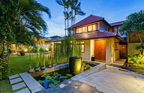 Central Seminyak Villa | BRAND NEW 5 BR with Enclosed Living 2 mins to Eat Street