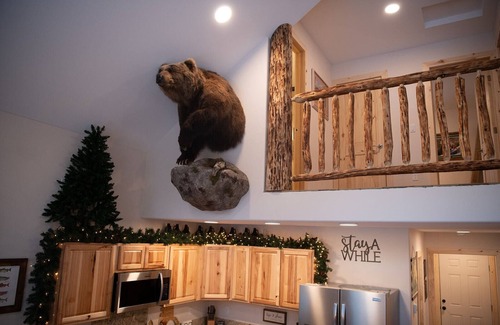 Fishhook House | Brand-new Alaskan custom home awaits you in the heart of Hatcher Pass!