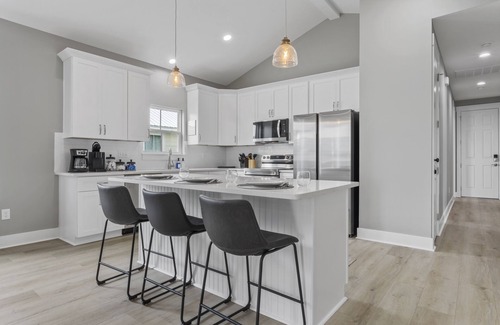 Gulfport House | Brand New Beach Home, 2-3 min walk to beach! sleeps 12, GameRoom 4BR, 3 bath.