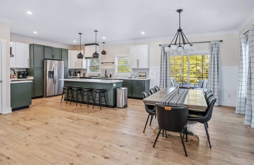 Frankfort House | Brand New Build > Hot Tub > 3 King Beds > 7 Minutes to Buffalo Trace