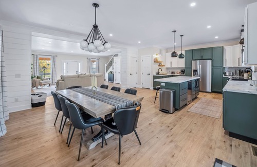 Frankfort House | Brand New Build > Hot Tub > 3 King Beds > 7 Minutes to Buffalo Trace