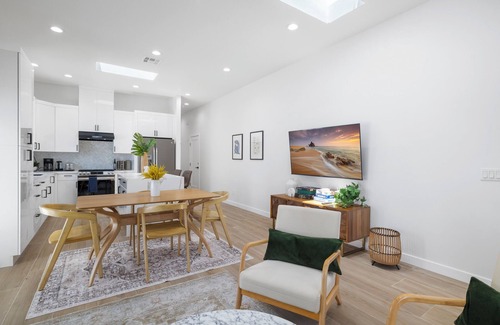 Riverview West House | Brand New Build, Luxurious, Bright, Cozy Staycation, 20 mins to Disney, Arcade