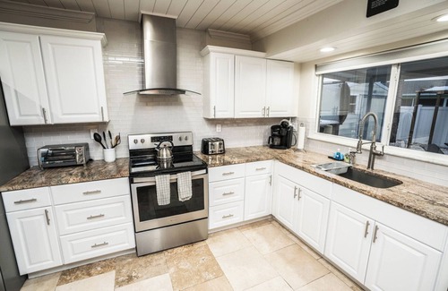 Apollo Beach House | BRAND NEW, COVERED Heated Pool, Baja Ledge, Hot Tub, Large home PS5, WIFI, AC