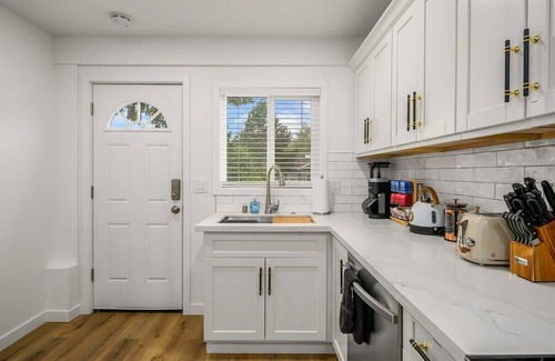 Picnic Point-North Lynnwood Apartment | Brand New Designer's Stylish 1BR Home - 1min to I5