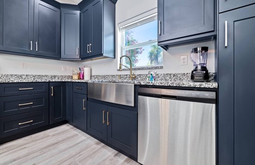 Port Richey House | Brand-New Downtown Retreat – Firepit, Grill, Smart TVs & Walkable to Dining, Parks & Cottee River!