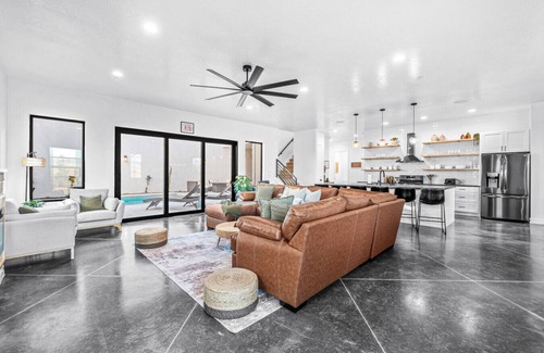 Hurricane House | BRAND NEW Havenrock! Pool Table, Spacious courtyard, Rock Wall and the best for music lovers!