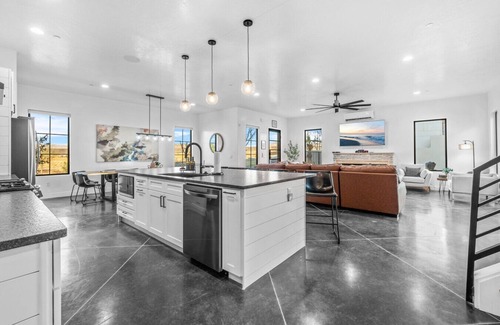 Hurricane House | BRAND NEW Havenrock! Pool Table, Spacious courtyard, Rock Wall and the best for music lovers!