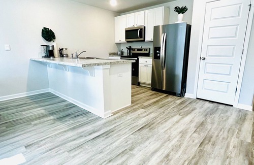 Milton House | Brand New House ~ Modern Luxury ~ 30 min Beach ~3 min dining