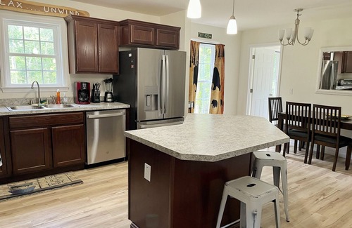 Luray Cabin | Brand new! Husky Hideaway with hot tub!