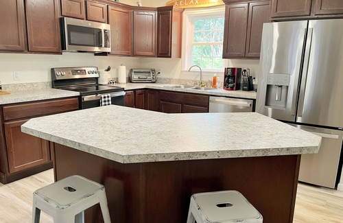 Luray Cabin | Brand new! Husky Hideaway with hot tub!