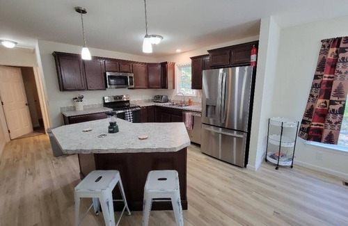 Luray Cabin | Brand new! Husky Hideaway with hot tub!