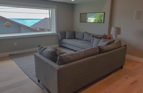 Oceanside Apartment | BRAND NEW! Immaculate apartment with Ocean views! Walk to the Beach!