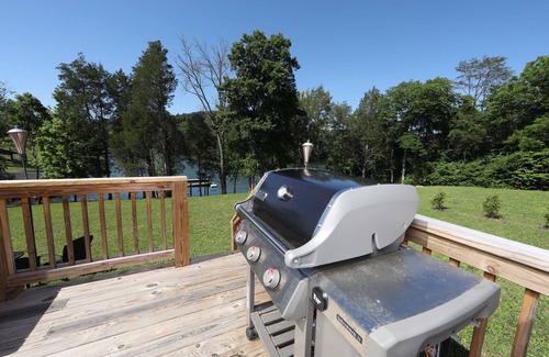 Maynardville House | Brand New Lake House on Norris Lake ~ Includes Paddle Boards and Kayaks!