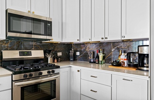 Govalle House | Brand new Luxe Modern Retreat in East Austin | Google Fiber | Patio | Fire pit