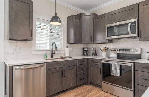 Travelers Rest House | Brand New Modern House - Walk to Main Street
