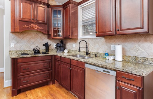 Asheville House | Brand New Pool and Hot Tub! Premium Wifi! Luxurious Home in Asheville. Bathrooms en-suite!
