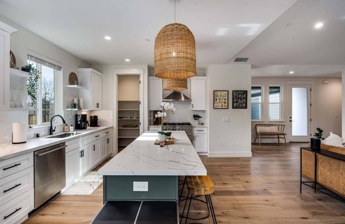 Windsor House | BRAND NEW POOL Luxury 4 bd, 7 min to Healdsburg!