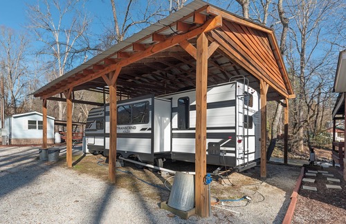 Cherokee RV Rental | Brand New RV Creekside Retreat - Walk to the GSMNP!