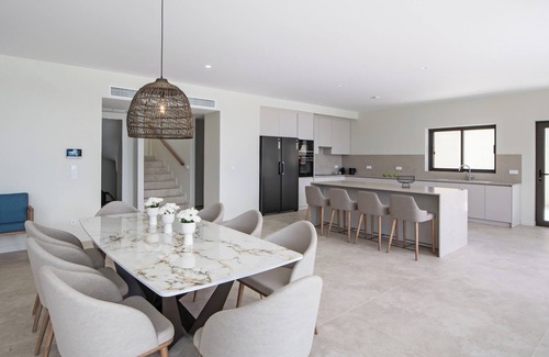 Perigiali Villa | Brand new Spacious 6 bedroom villa with stunning view, close to beach.