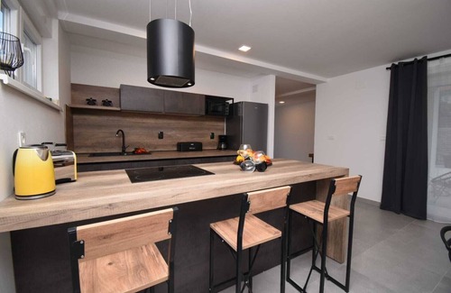 Pula House | Brand new top villa * heated pool, barbecue, only 2 km from the sea