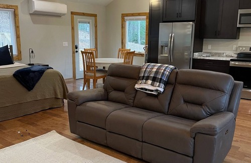 Hendersonville Apartment | Brand new, well appointed detached garage with a Loft, privacy and views!
