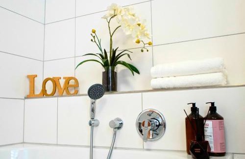 Lutherstadt Wittenberg Apartment | Brandneu - Fewo Sweethome mitten in Lutherstadt Wittenberg - ruhige Seitenstraße - eigener Parkplatz - Einkaufen, Restaurants & Schlosskirche 2 Min zu Fuß - Waschmaschine - Smart-TV - vollausgestattet