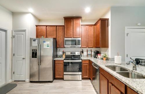 Seffner Community Alliance House | Brandon Duplex with Screened-In Porch and Pool Table!