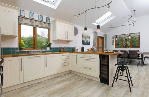 Saint Breward Cottage | BRANOCK, TOR DOWN QUARRY, pet friendly, with hot tub in St Breward