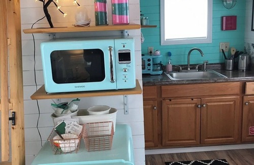 Buda Cottage | "Breakfast at Audrey's" Mini Home located next to Drive In Theatre!