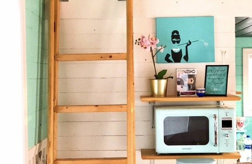 Buda Cottage | "Breakfast at Audrey's" Mini Home located next to Drive In Theatre!