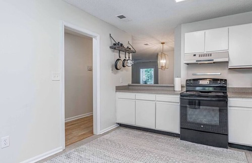 Columbia Apartment | 💎 Breakfast at Tiffany’s 💎 Gated Columbia Condo!