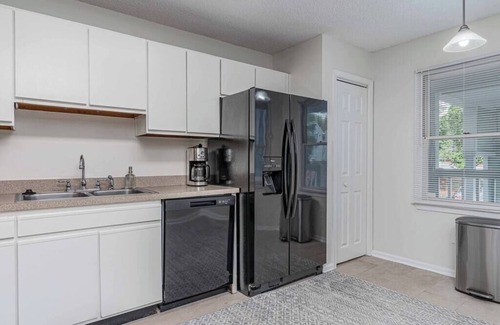 Columbia Apartment | 💎 Breakfast at Tiffany’s 💎 Gated Columbia Condo!