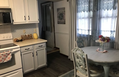 Canton Bed & Breakfast | Breakfast Included in Country Cottage King Suite