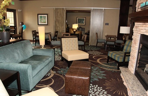 Lincoln Apartment | Breakfast, Pool, Prime Location Near UNL