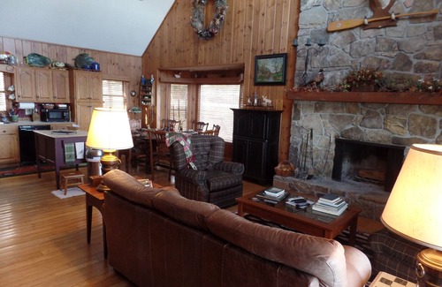Roan Mountain Cabin | Breath Taking View of the Highlands of the Roan with Hot Tub and Pool Table