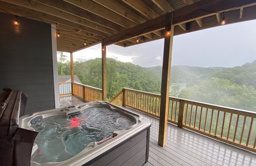 Lakeside Estates House | Breathtaking 6Bd/6 Bath/PRIVATE DOCK All The Bells and Whistles!